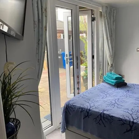 Beautiful New Garden Annexe Apartment Ashton in Makerfield Exterior photo