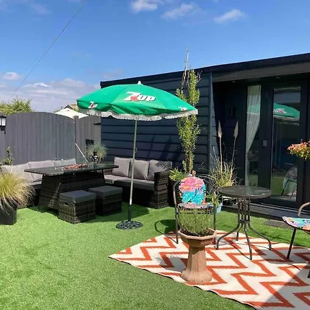 Beautiful New Garden Annexe Apartment Ashton in Makerfield Exterior photo