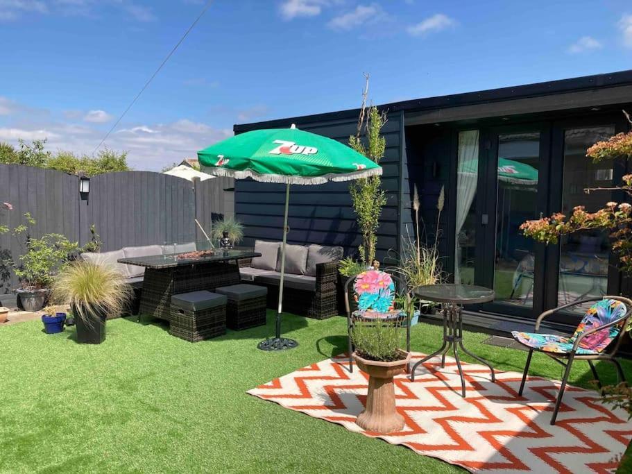 Beautiful New Garden Annexe Apartment